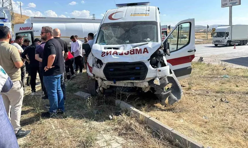 Çorum'da cip ve ambulans çarpıştı, 5 kişi yaralandı
