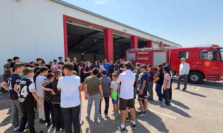Öğrenciler itfaiyeciliği yerinde öğrendi
