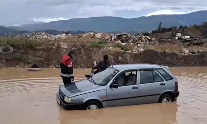 Hatay'da itfaiyeci, göle dönen yolda mahsur kalan çocuğu sırtında taşıyarak kurtardı