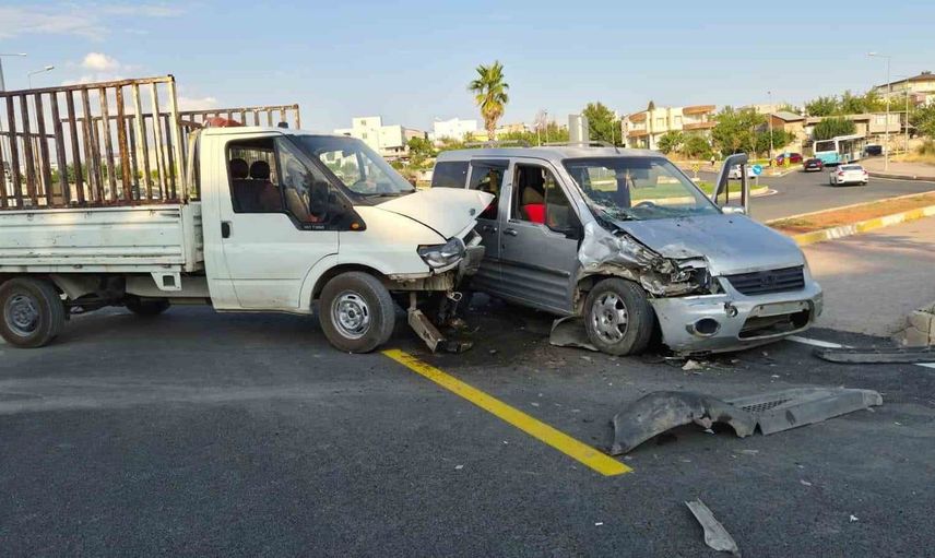 Adıyaman'da kamyonet ve hafif ticari araç çarpıştı: 1 kişi yaralandı