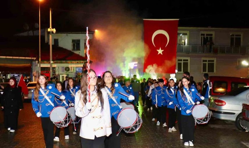 Cumhuriyet Bayramı coşkusu hisarcık’ta fener alayı ve konserle taçlandı