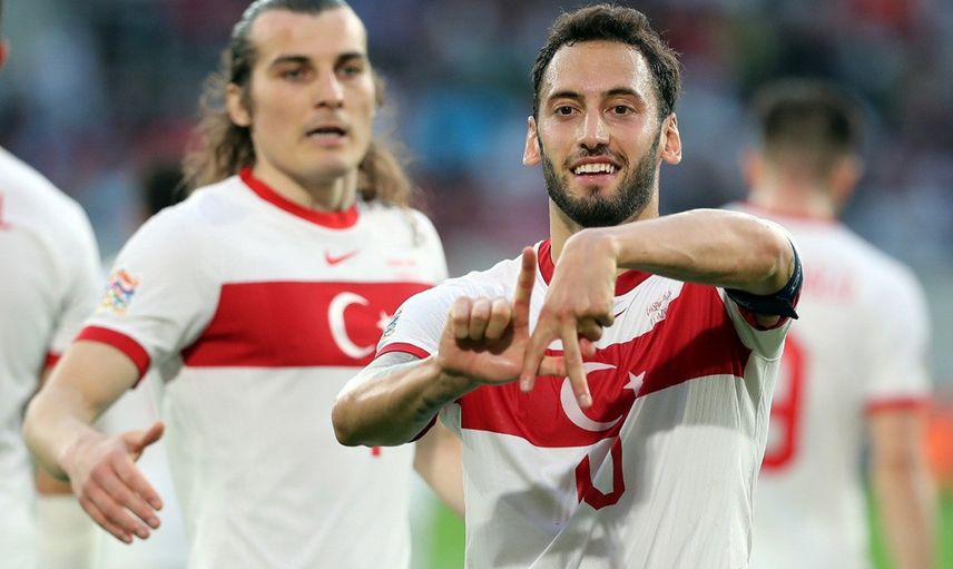 A Milli Futbol Takımı kaptanı Hakan Çalhanoğlu Teknik Direktör Stefan Kuntz'a yardımcı olmaya çalıştığını söyledi