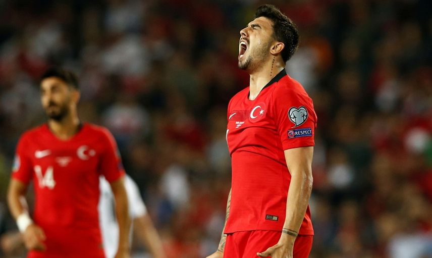 A Milli Takım Otobüsü Camına 'Fenerbahçe Düşmanı Şenol Güneş' Kağıdı Yapıştırıldı