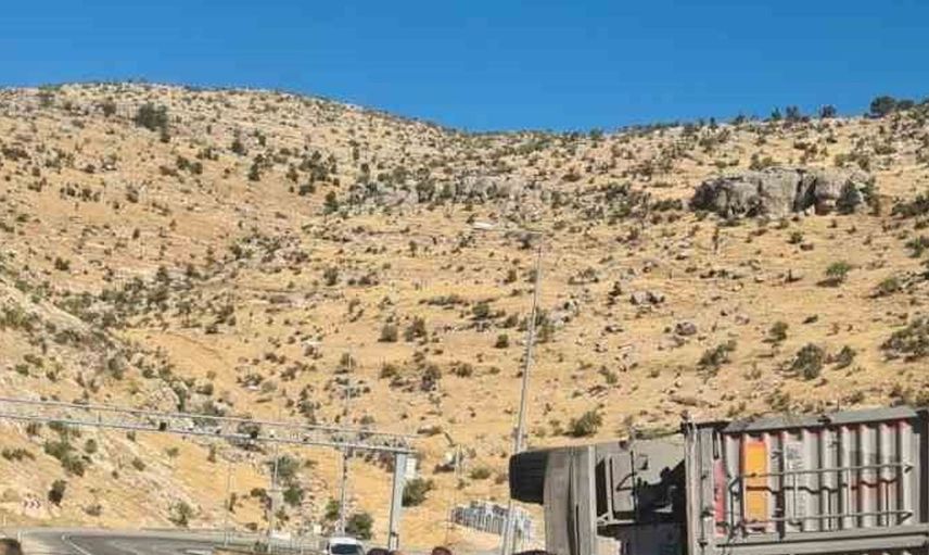 Siirt’te devrilen ponza yüklü tırda sürücü ağır yaralandı