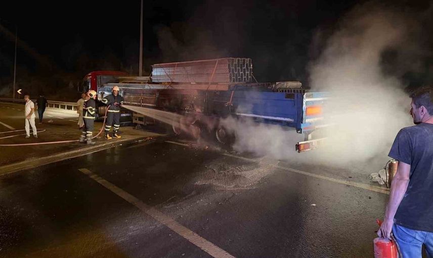 Bilecik'te tırın lastiği alev aldı, itfaiye zamanında müdahale etti