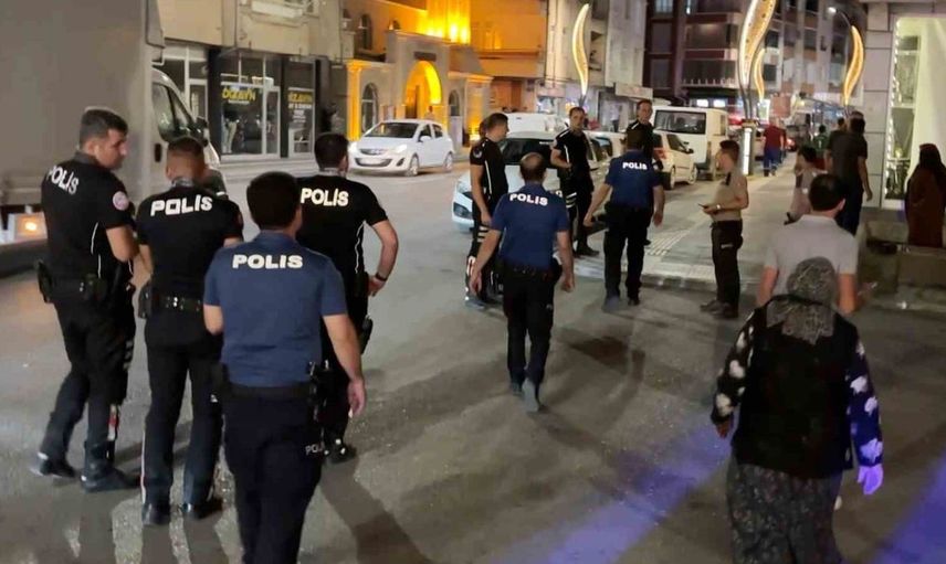 Aksaray'da aile kavgası ilginç gözaltı anlarıyla gündeme geldi