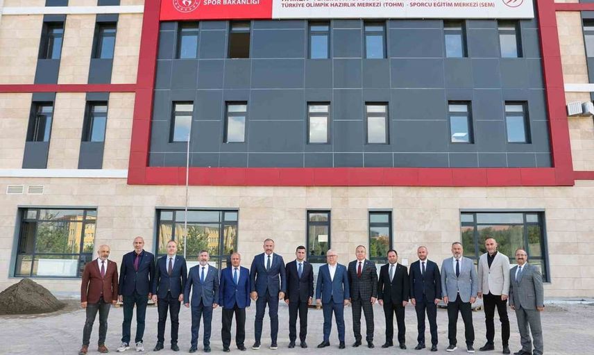 Vali Şimşek, Sivas'taki yeni tesislerde ve Ulu Camii'nde incelemelerde bulundu