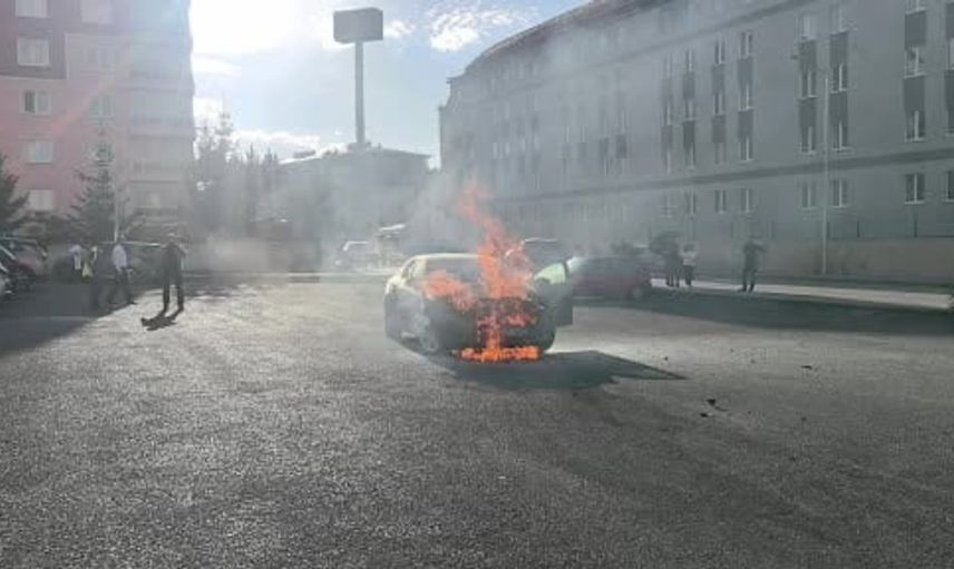 Erzurum'da otomobil yangını paniğe neden oldu: Art arda patlamalar yaşandı