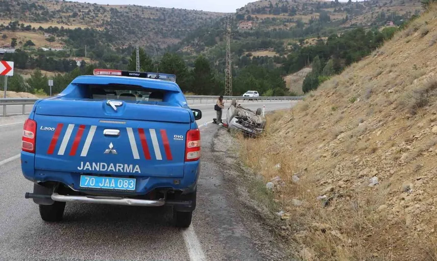 Karaman'da takla atan otomobilde iki kişi ölümden döndü