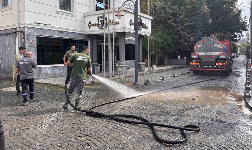 Trabzon'da sağanak yağışlar iş yerlerini su altında bıraktı