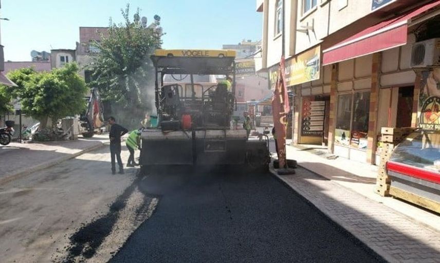 Akdeniz'de Üç Ocak Mahallesi'nde sıcak asfalt çalışmaları hız kazandı