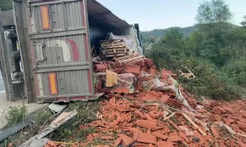 Sakarya'da tuğla yüklü tır devrildi, sürücü hafif yaralandı