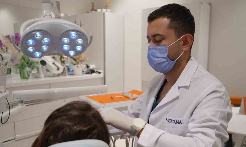 Çene kemiği erimesi implant tedavisini engellemiyor: Diş hekiminden önemli bilgiler