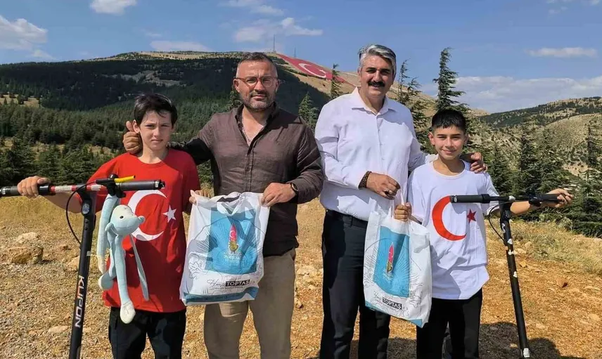 Zirveye ulaşan bayrak sevgisi: 13 yaşındaki çocukların anlam dolu yolculuğu