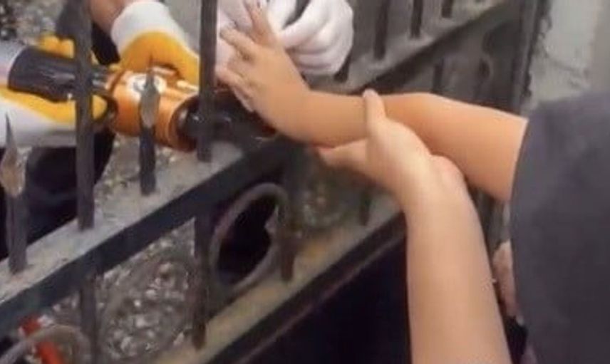 Osmaniye'de çocuğun parmağı korkuluğa sıkıştı, itfaiye müdahale etti