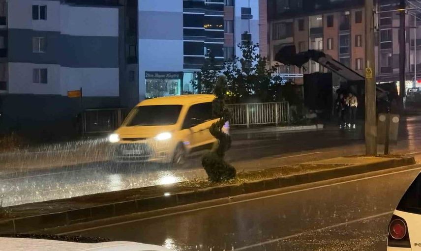 Düzce'de etkili sağanak yağış, gece saatlerinde şiddetlendi