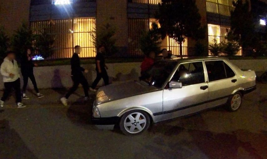 AVM önünde park halindeki araca sözlü saldırı: Kask kamerasına yansıyan anlar