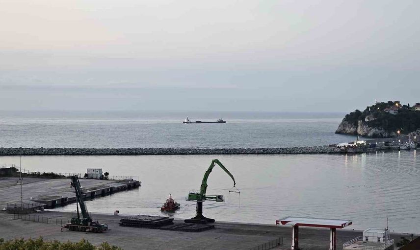 Karadeniz'de dron saldırılarında hasar alan bir gemi Zonguldak'a geldi