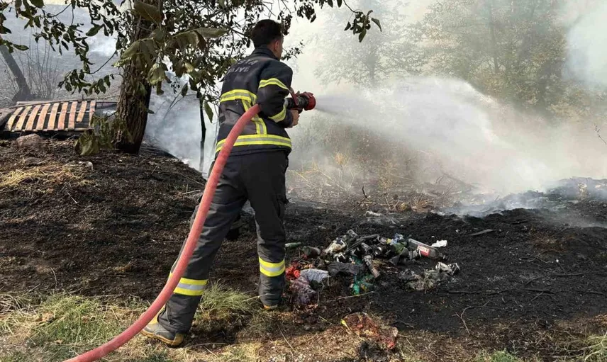 Tosya'daki örtü yangını, itfaiye ekiplerinin zamanında müdahalesiyle kontrol altına alındı