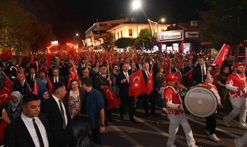 Isparta'da 30 Ağustos Zafer Bayramı coşkusu: Fener alayı ve Kubat ile unutulmaz bir gece