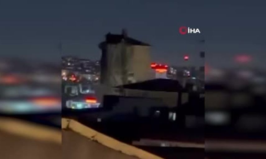 Küçükçekmece'de yıkım esnasında bina büyük bir gürültüyle çöktü