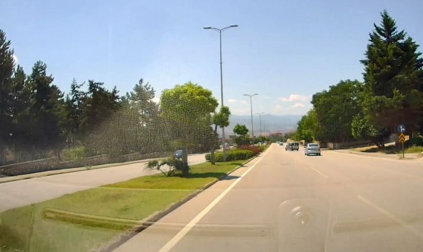 Karabük'te trafiği tehlikeye atan sürücüler araç kamerasında görüntülendi