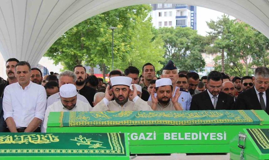 Bisikletten düşerek hayatını kaybeden Melikgazi belediyesi özel kalem müdürü toprağa verildi