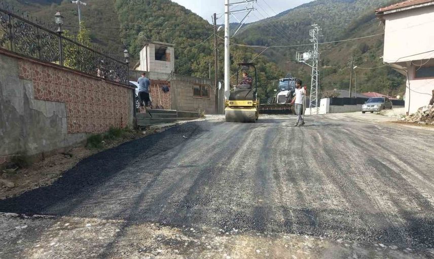 Hızardere Köyü’nde asfalt yama çalışmaları devam ediyor