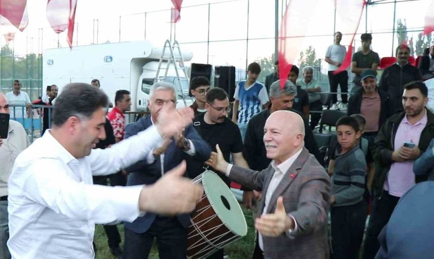 Başkan Sekmen güreş etkinliğinde davul-zurna eşliğinde sahne aldı