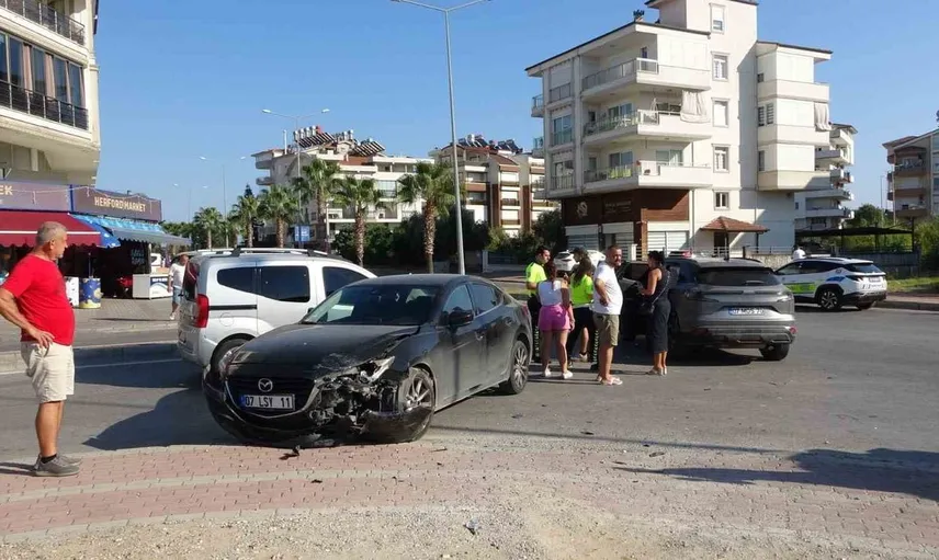 Kavşakta kaza: 3 araç birbirine girdi ama yaralanan yok