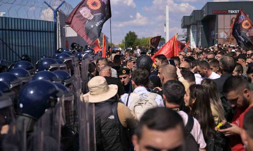 Kosova'da protestolar alevlendi: Thaçi’nin mahkumiyeti sonrası gergin sokaklar