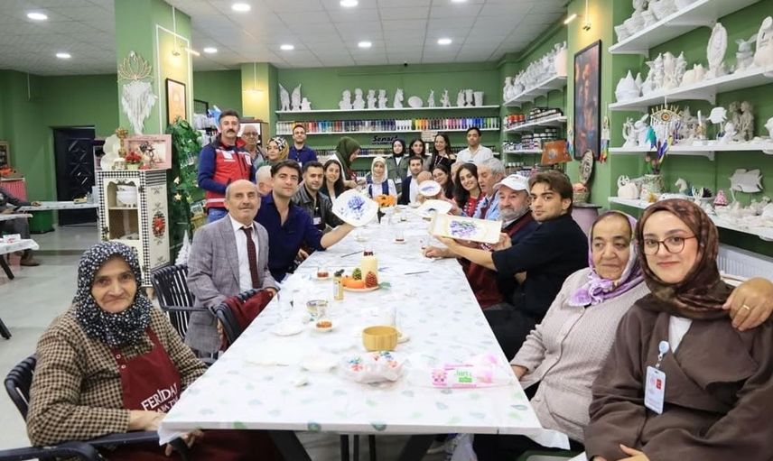Erzincan'da kuşaklar arası sanat köprüsü: gençler ve yaşlılar seramik boyadı