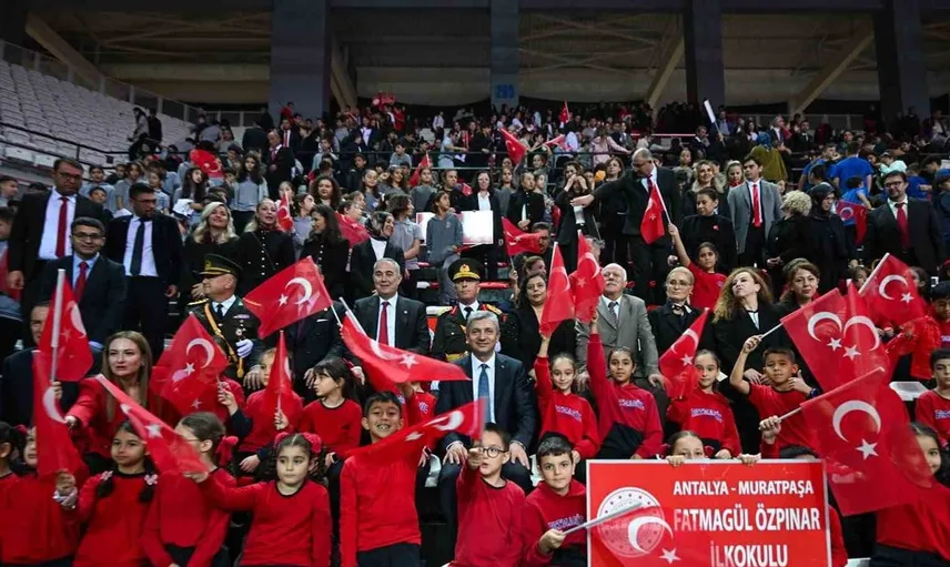 Cumhuriyet Bayramı coşkusu Antalya’da 10 bin kişiyle kutlandı