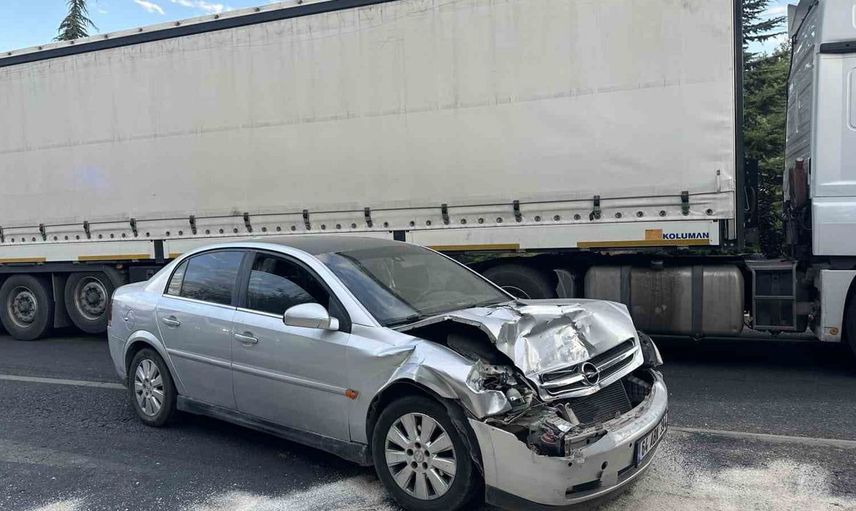 Uşak'ta otomobil tıra arkadan çarptı: 4 yaralı