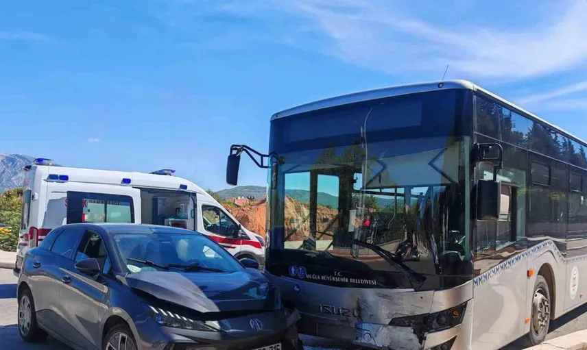 Menteşe'de otobüs ile otomobil çarpıştı: İki yaralı