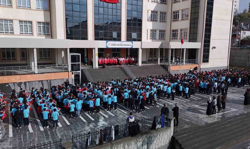 Sivas’ta öğrencilerden anlamlı Cumhuriyet Bayramı gösterisi