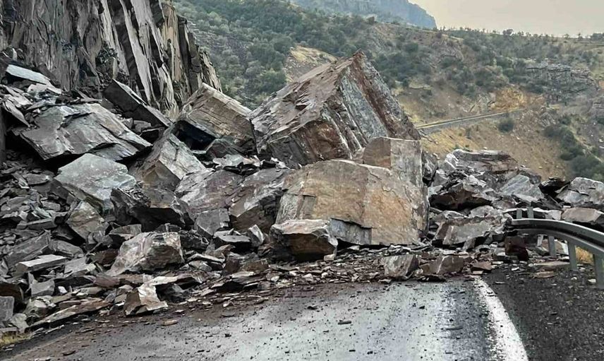 Beytüşşebap'ta aşırı yağış sonrası yol kayalarla kapandı