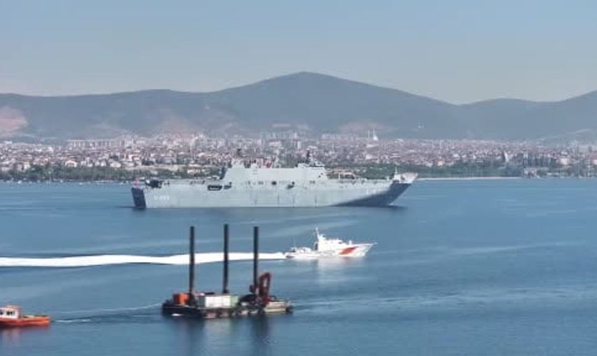 İzmit Körfezi’nde Türk donanmasının coşkulu geçişi