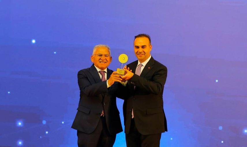 Başkan Büyükkılıç, Türkiye'de ilk olan RES projesiyle Bakan Kacır’ın elinden ödül aldı
