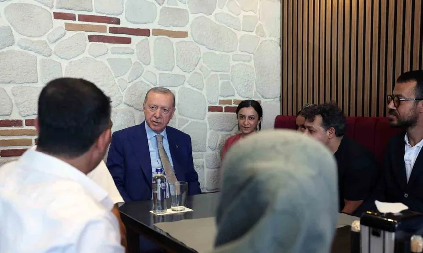 Cumhurbaşkanı Erdoğan, esnafla buluştu: Çocuklara oyuncak hediye etti