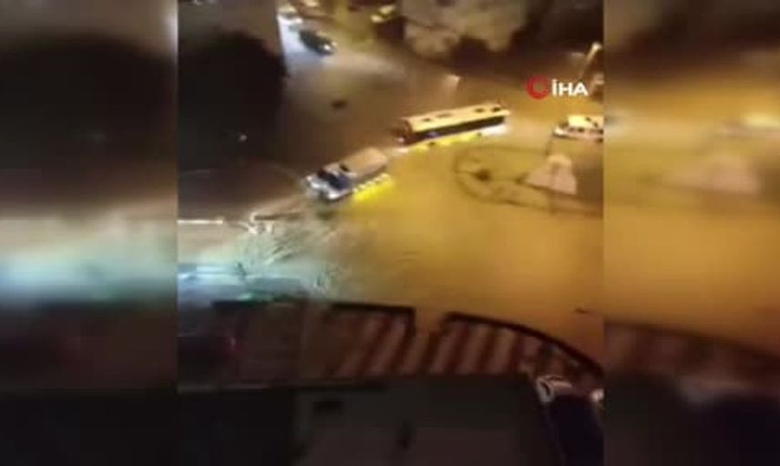 Pendik'te sağanak yağışın etkileri: alt geçitte mahsur kalan sürücü çaresiz kaldı
