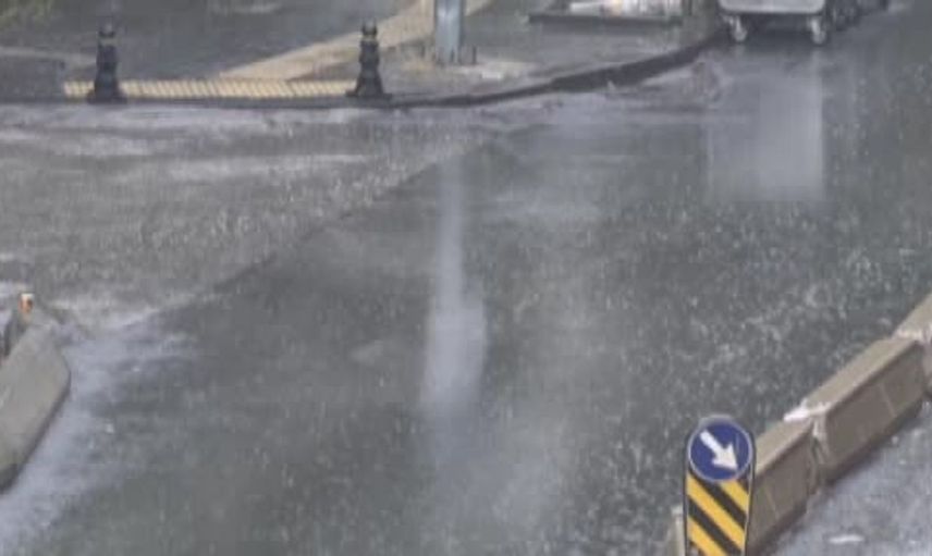 Ankara'da sağanak yağış devrilen ağaçla trafiği olumsuz etkiledi