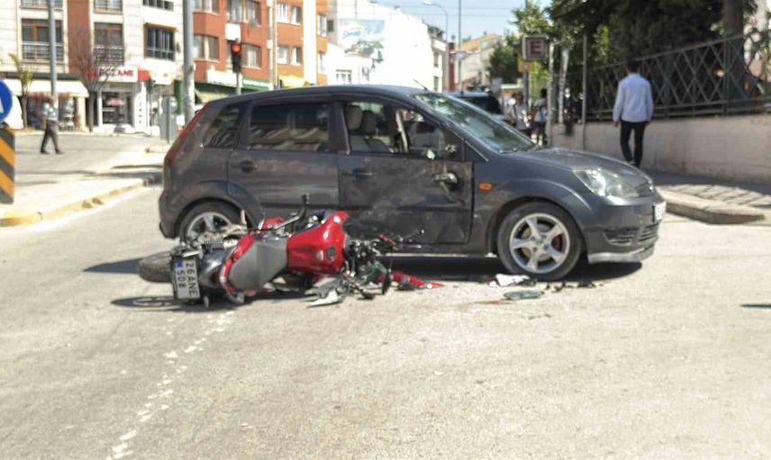 Eskişehir'de manevra yapan otomobile motosiklet yandan çarptı: 1 yaralı