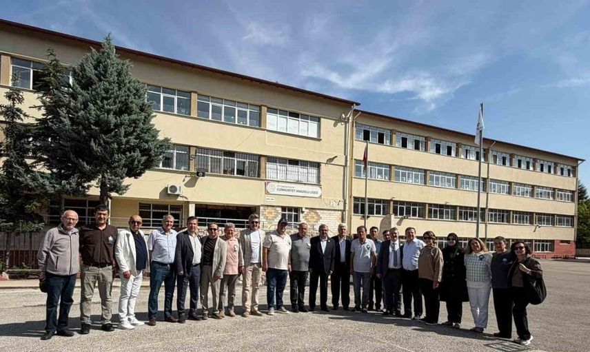 40 yıl sonra okul bahçesinde nostaljik buluşma