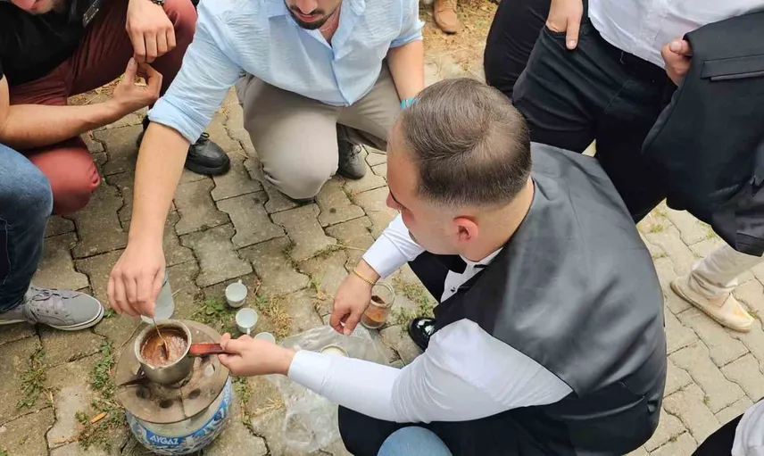 Bursa'da asırlık düğün geleneğinde damat kahve pişirdi, gelin 200 metreyi 4 saatte geçti