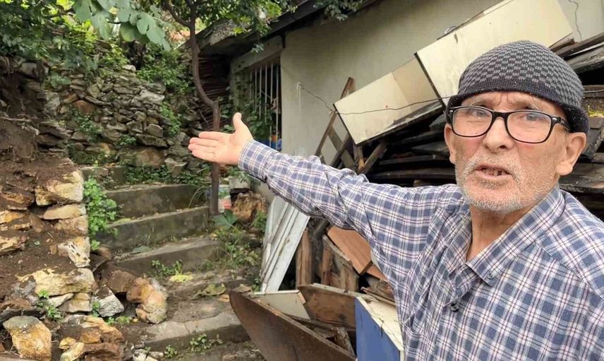 Bursa'da yoğun yağış sonrası toprak kayması: Taşlar yolunu kapattı
