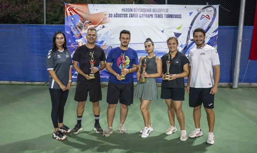 Mersin'de zafer bayramı tenis turnuvasında şampiyonlar belirlendi