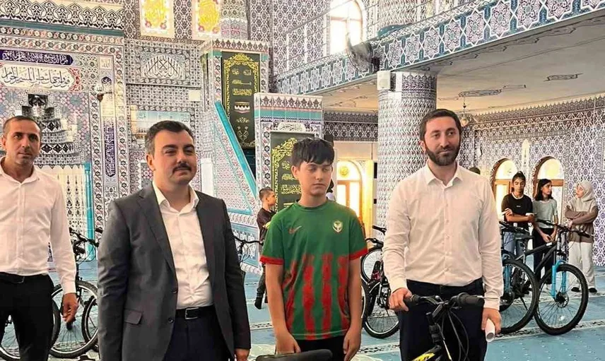 Dicle Kaymakamı Mustafa Atış, Kur’an kursu kapanışında ödül dağıttı