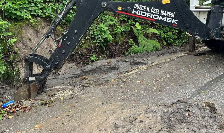 Kaynaşlı'da yoğun yağışlar sonrası menfezlerde temizlik çalışmaları yapıldı