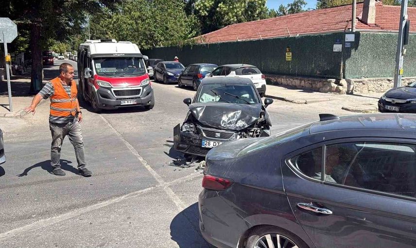 Eskişehir'de trafik kazası: İki araç kullanılamaz hale geldi